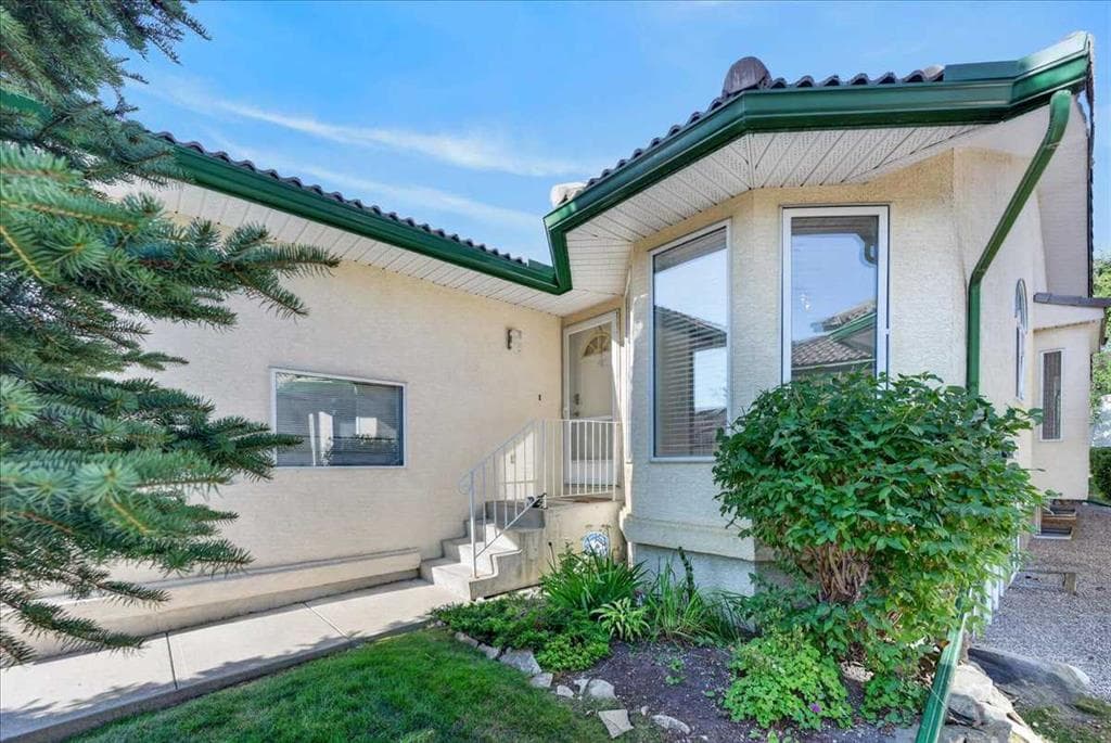 3-bed Semi-detached for sale at 21 Strathearn Gardens SW, Calgary