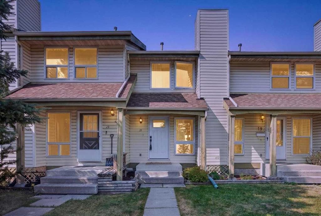 2-bed Townhouse for sale at 21 Woodhill Court SW, Calgary