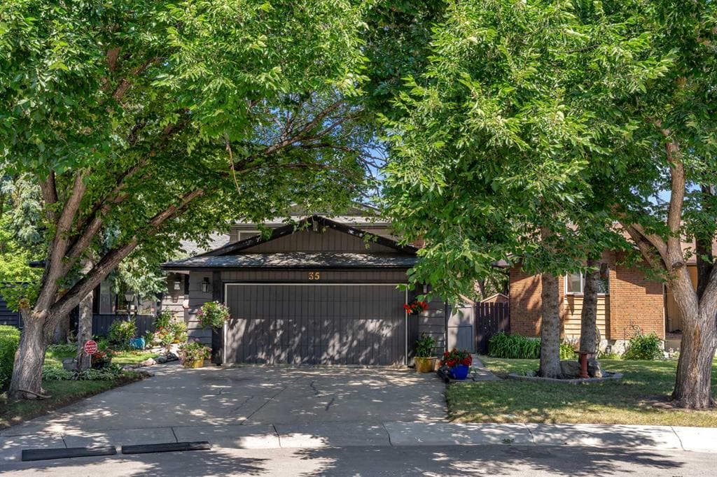 35 Rundlemere Place NE — photo 1