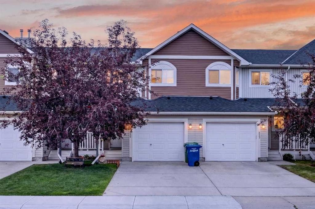 3-bed Townhouse for sale at 211 Bayside Point SW, Airdrie