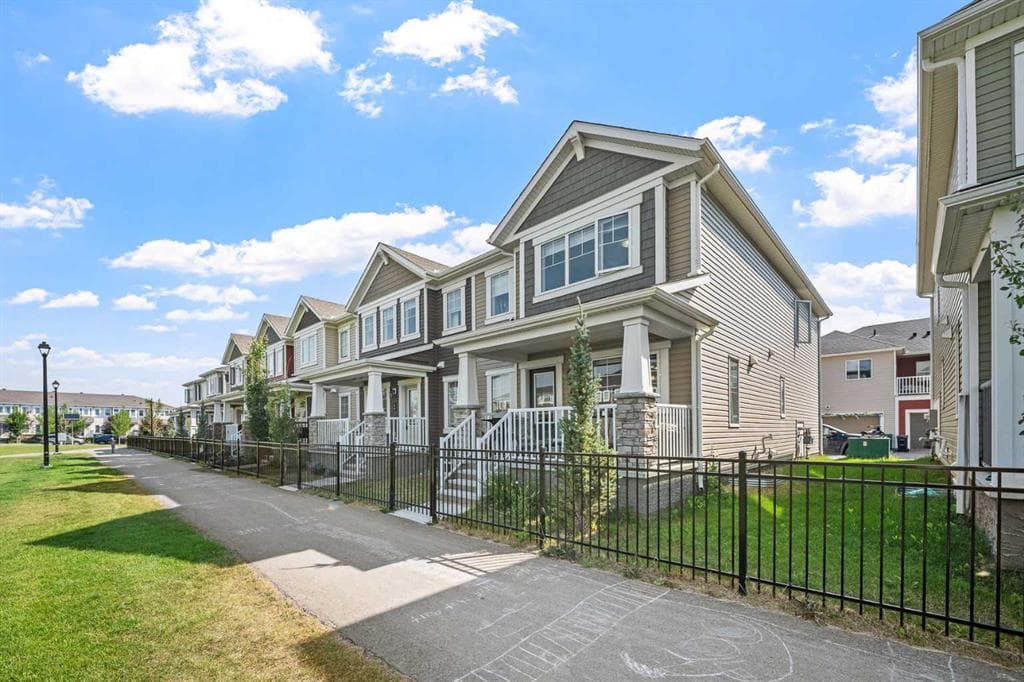 3-bed Townhouse for sale at 220 Windbury Lane SW, Airdrie