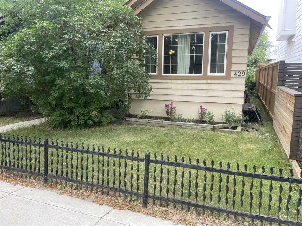 429 10 Street NE — photo 1