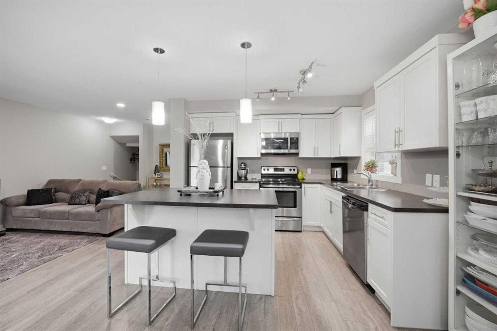 427 Redstone View NE — photo 1