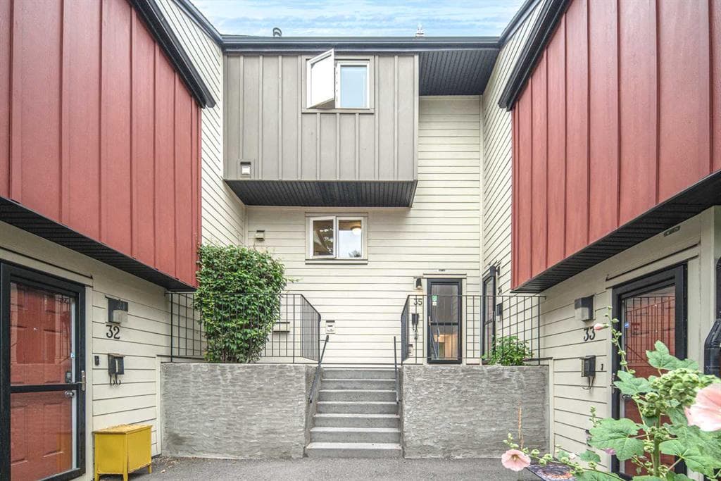 3-bed Townhouse for sale at 35, 4740 Dalton Drive NW, Calgary