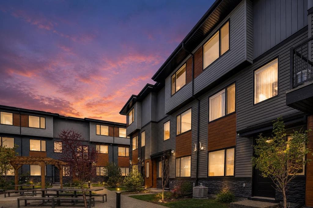 3-bed Townhouse for sale at 104 Corner Glen Circle NE, Calgary