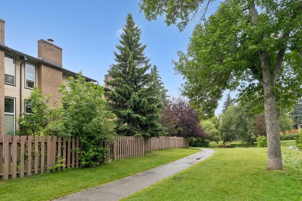 3-bed Townhouse for sale at 25, 1011 Canterbury Drive SW, Calgary