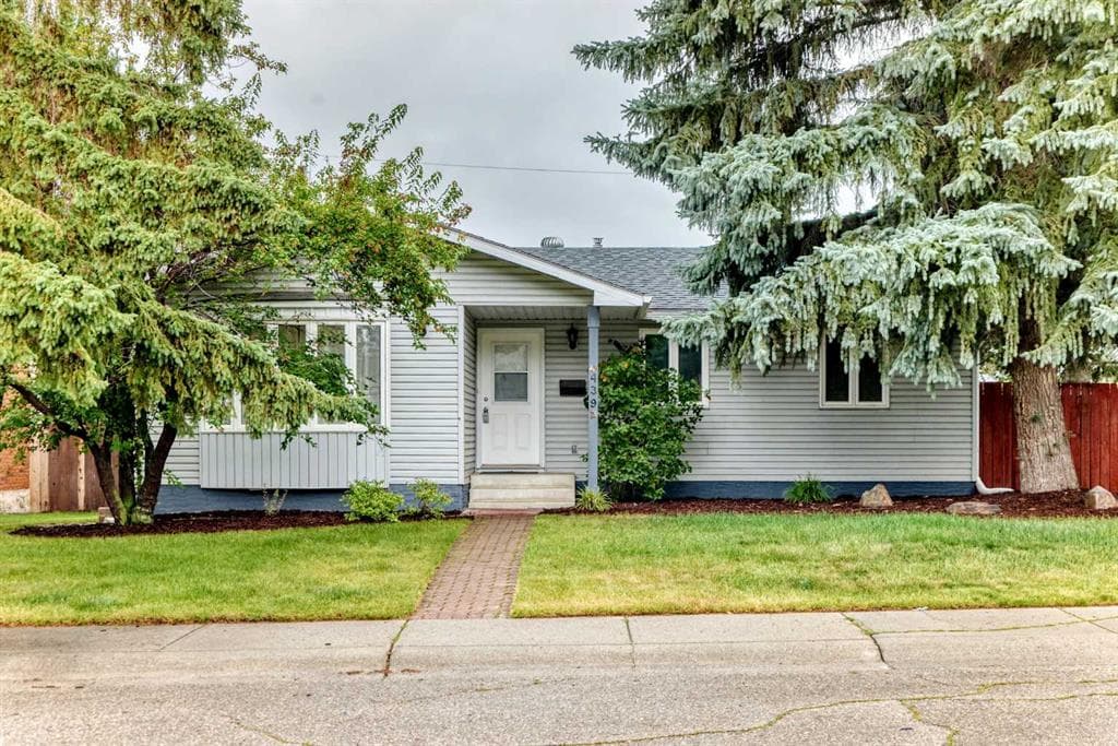 439 Queen Charlotte Drive SE — photo 1