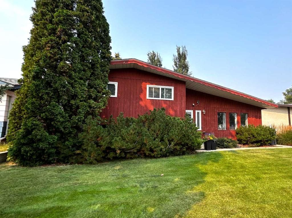 8 Louise Crescent — photo 1