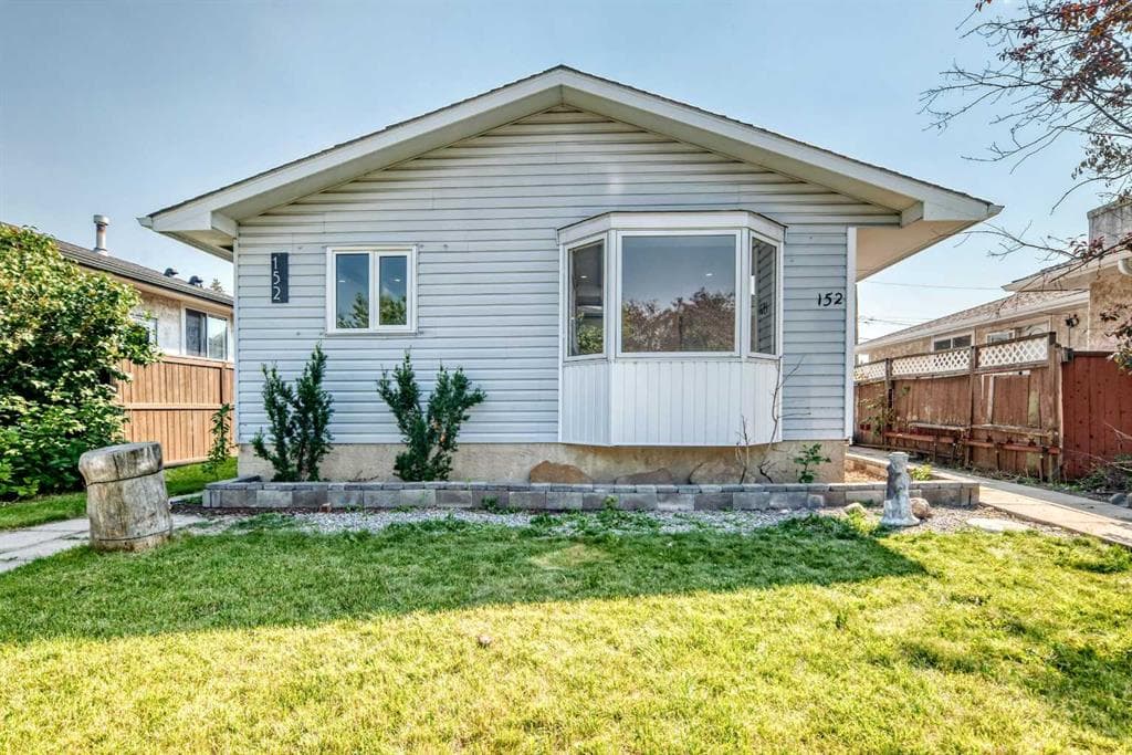 152 Maranda Close NE — photo 1