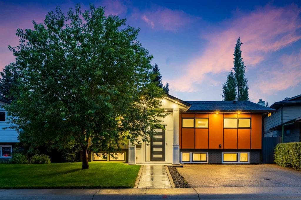 100 Lake Crimson Close SE — photo 1