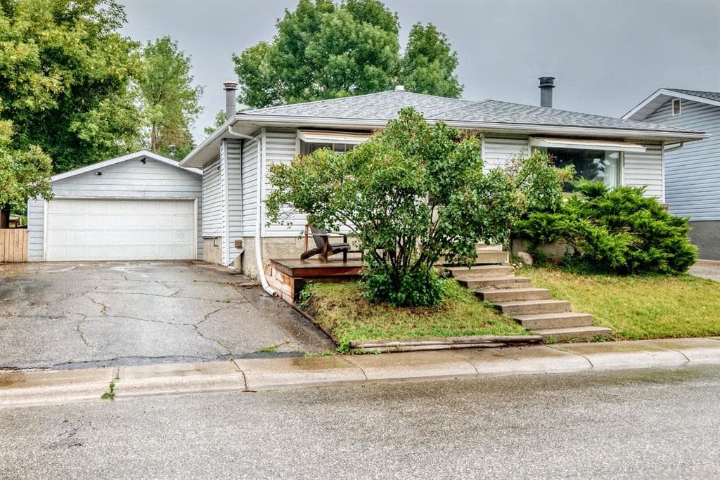 4-bed Detached for sale at 1949 LYTTON Crescent SE, Calgary