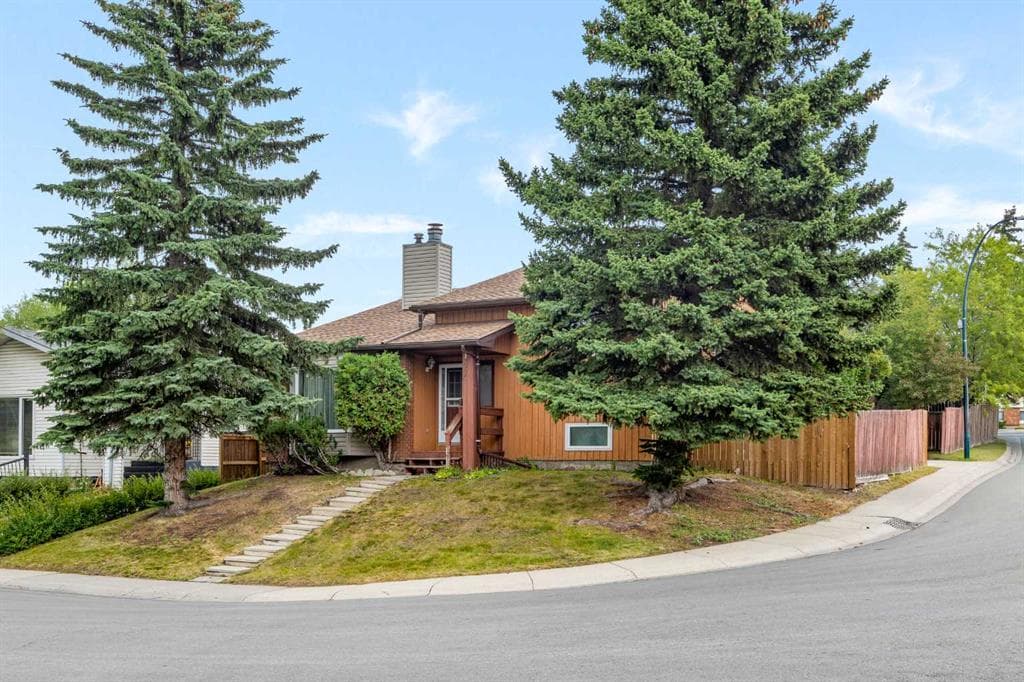 147 Whitlock Close NE — photo 1