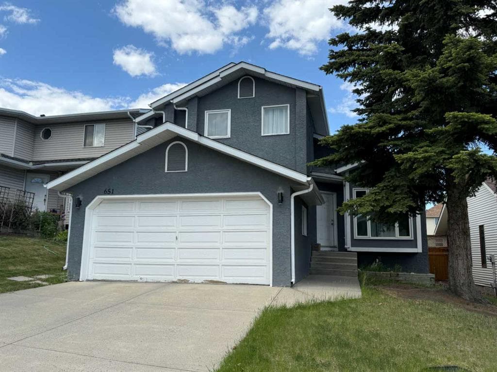 651 Macewan Drive NW — photo 1