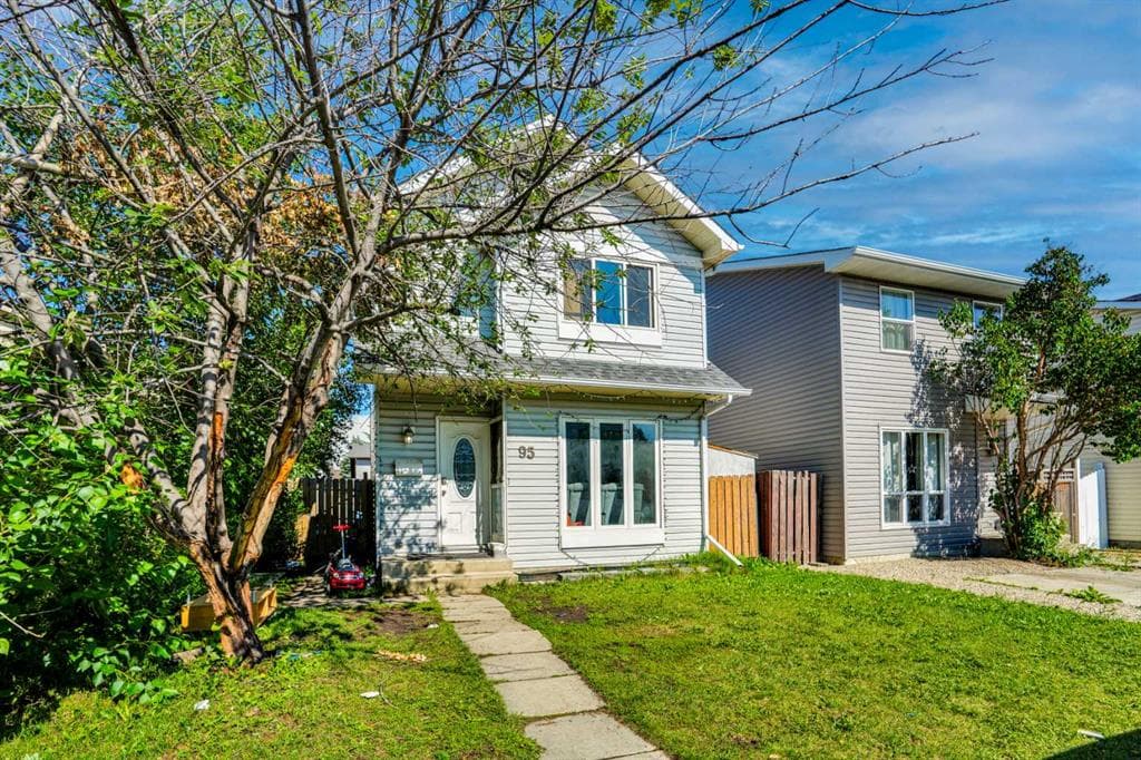 3-bed Detached for sale at 95 Castlegreen Close NE, Calgary
