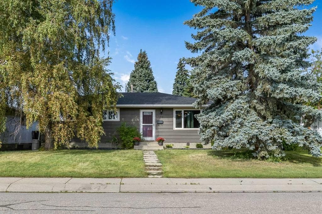 4-bed Detached for sale at 135 Manora Hill NE, Calgary