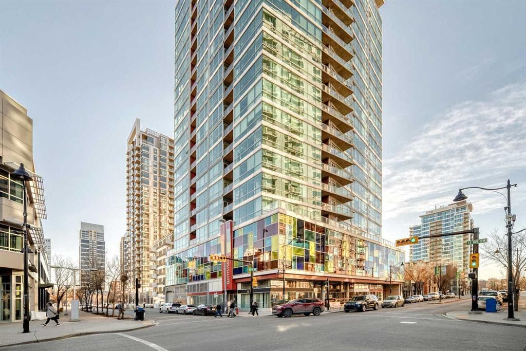 810, 135 13 Avenue SW — photo 1