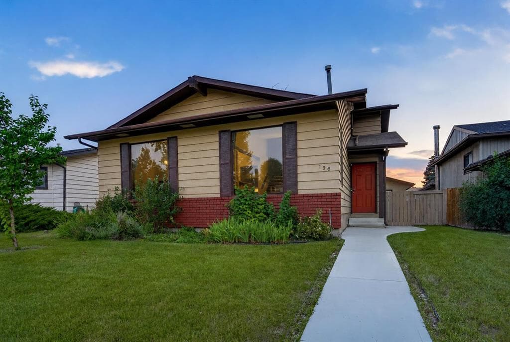 196 Suncrest Way SE — photo 1