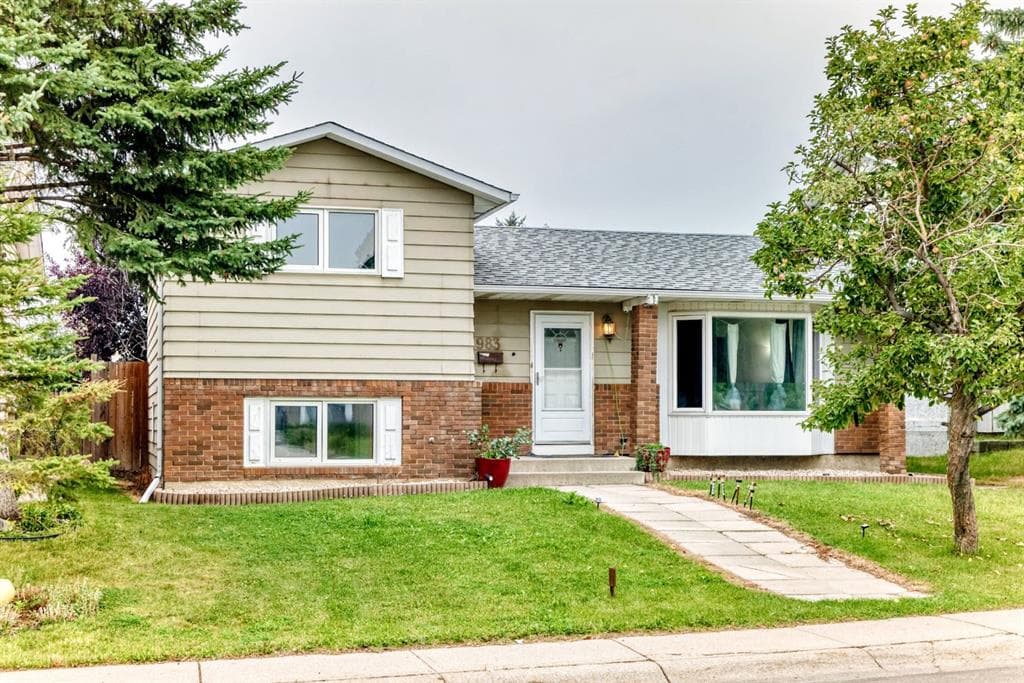 3-bed Detached for sale at 983 Rundlecairn Way NE, Calgary