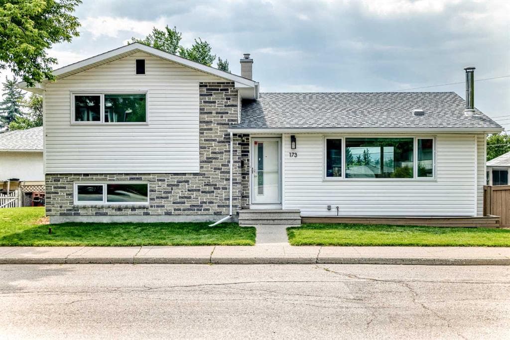 173 Cornwallis Drive NW — photo 1