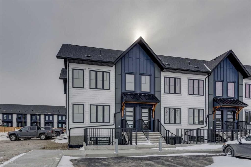 3-bed Townhouse for sale at 215, 40 Livingston Parade NE, Calgary