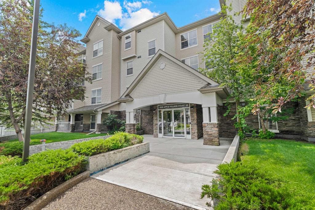 2-bed Apartment for sale at 208, 2000 Applevillage Court SE, Calgary