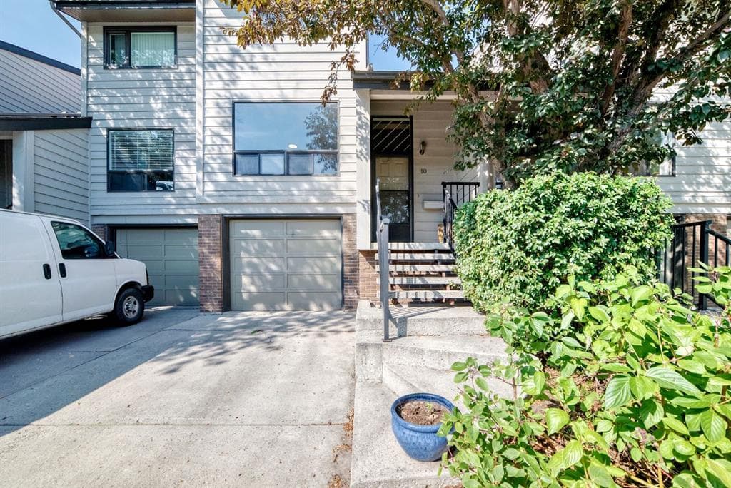 3-bed Townhouse for sale at 10, 3302 50 Street NW, Calgary
