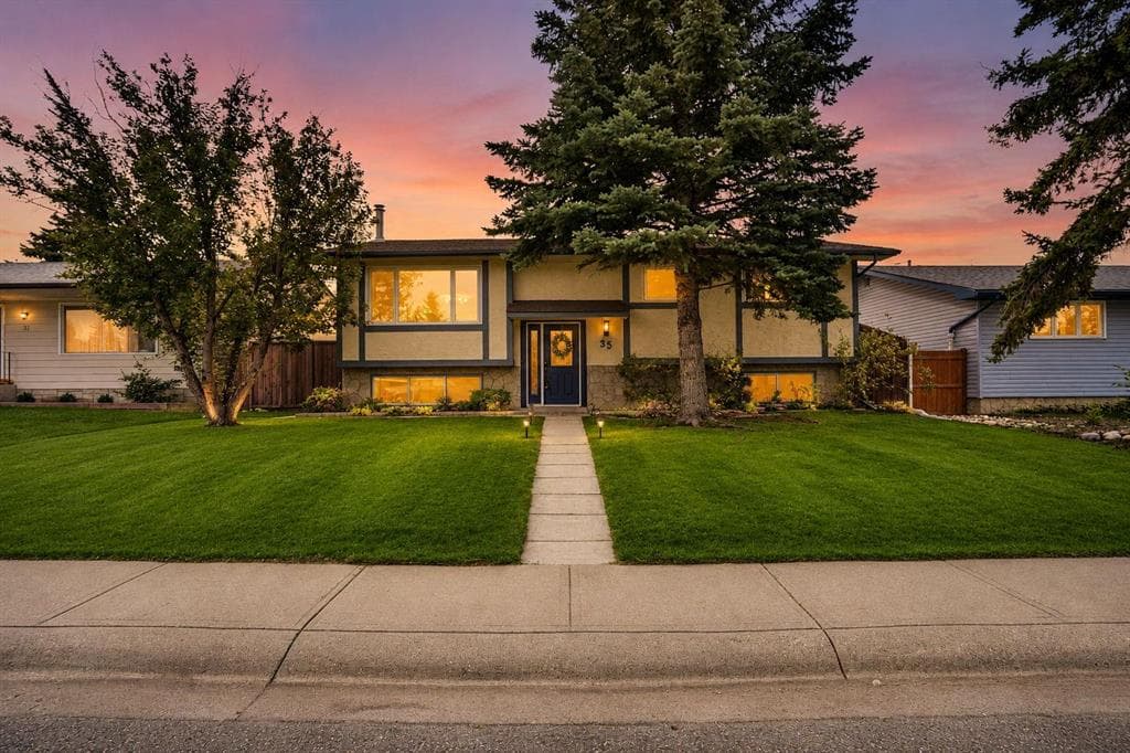 35 Queen Isabella Close SE — photo 1