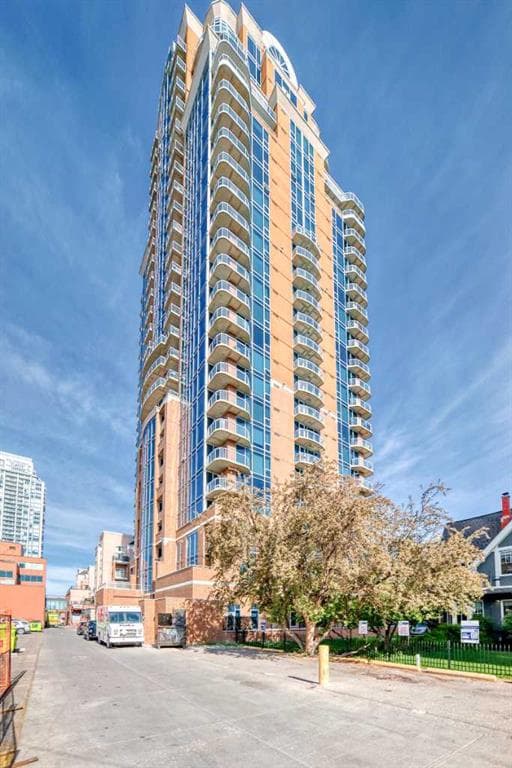 402, 817 15 Avenue SW — photo 1