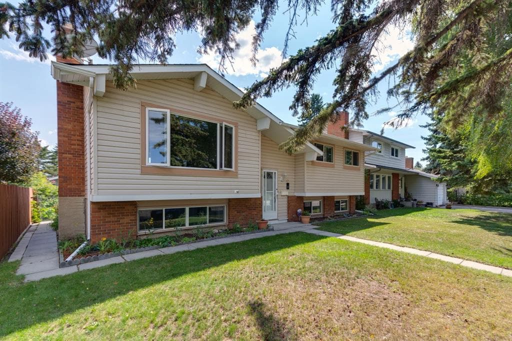 5-bed Detached for sale at 532 Queensland Circle SE, Calgary
