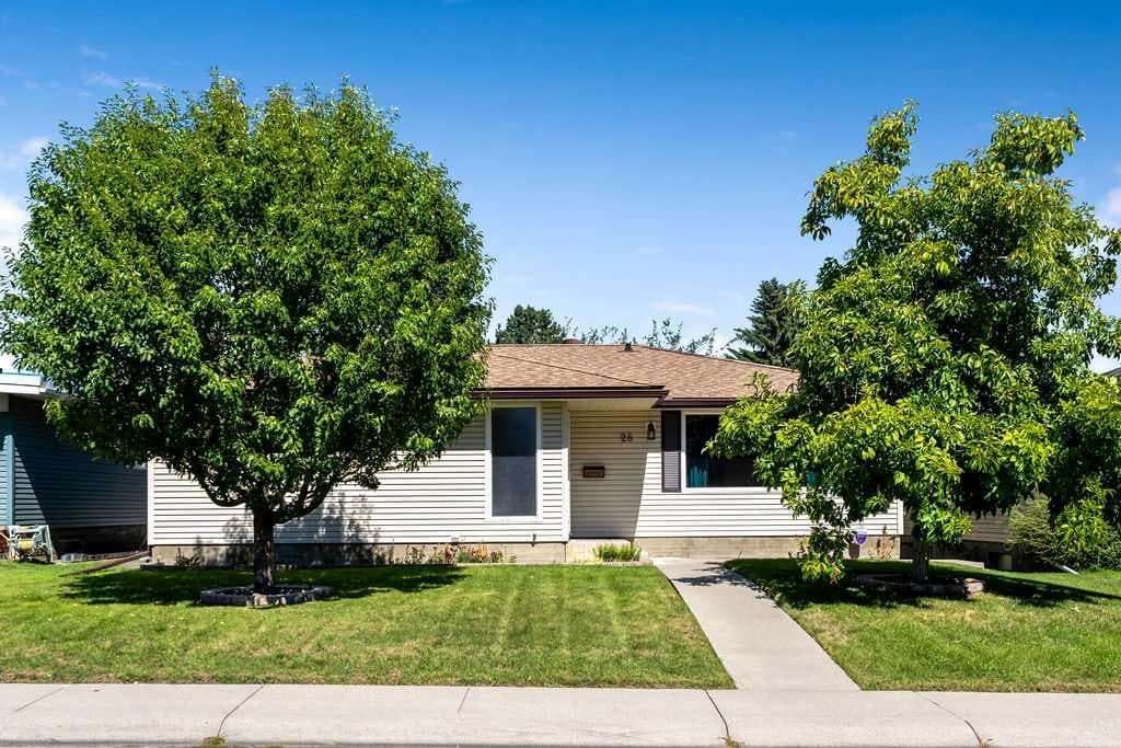 28 Brazeau Crescent SW — photo 1