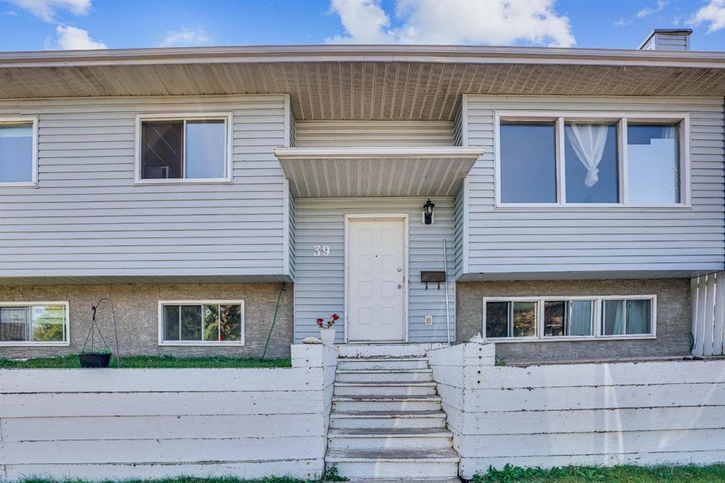 5-bed Detached for sale at 39 Ventura Road NE, Calgary