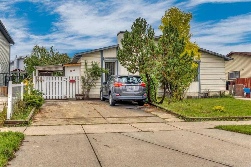 4-bed Semi-detached for sale at 3531 42 Street NE, Calgary