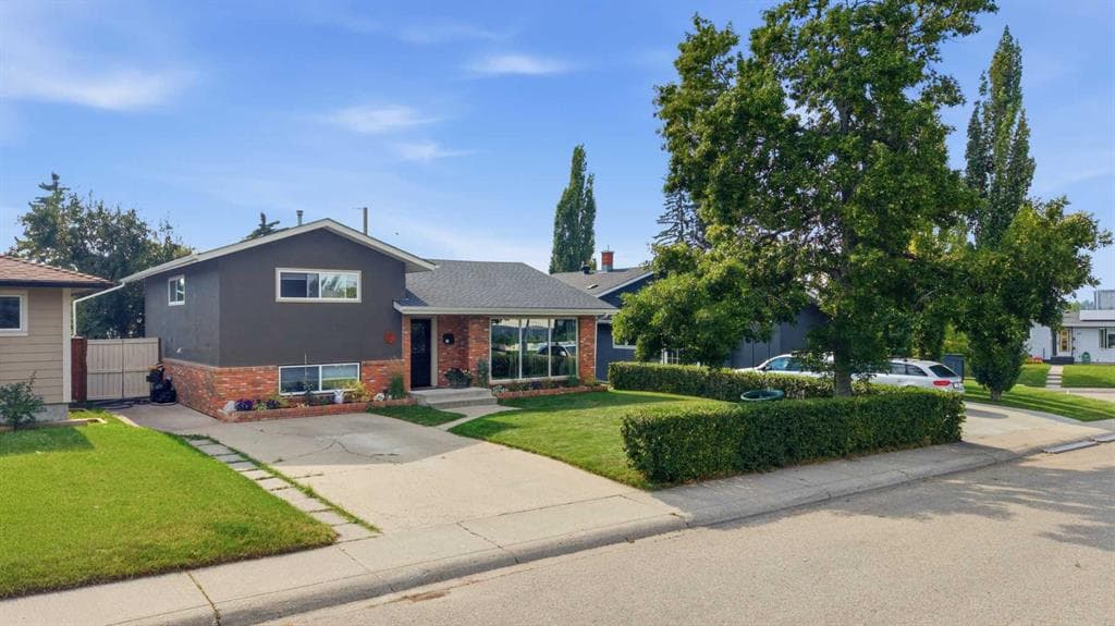 4-bed Detached for sale at 9 Foxwell Road SE, Calgary