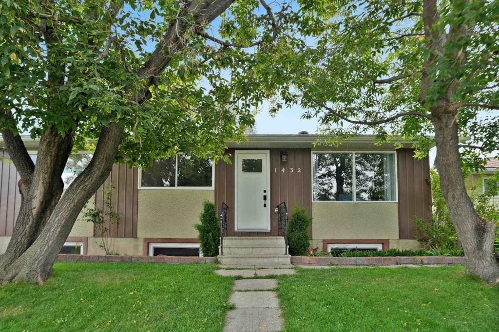 1432 Robson Crescent SE — photo 1