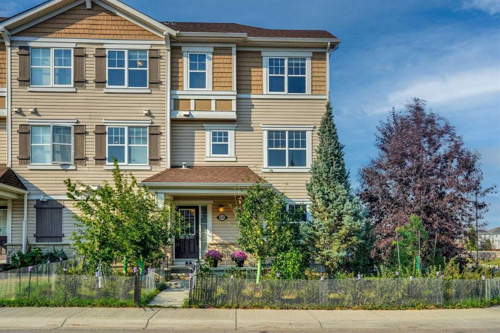 220 windford Crescent — photo 1