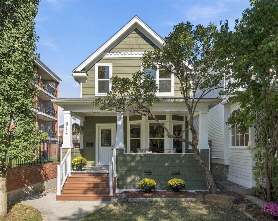 814 19 Avenue SW — photo 1