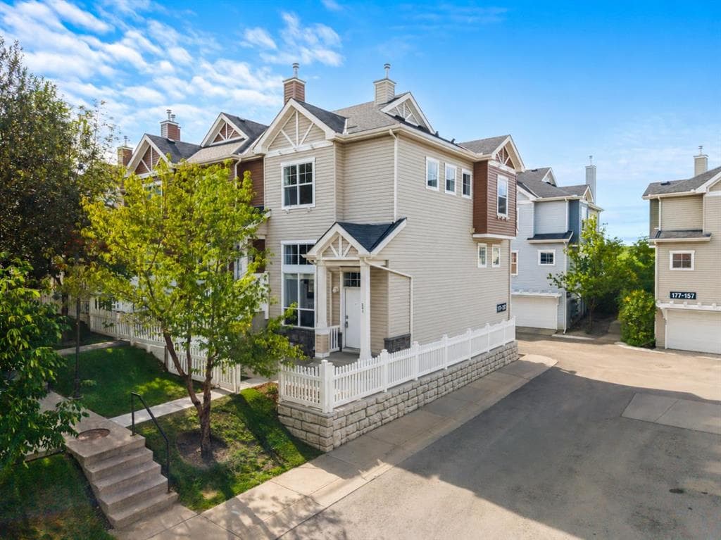 241 Elgin Gardens SE — photo 1