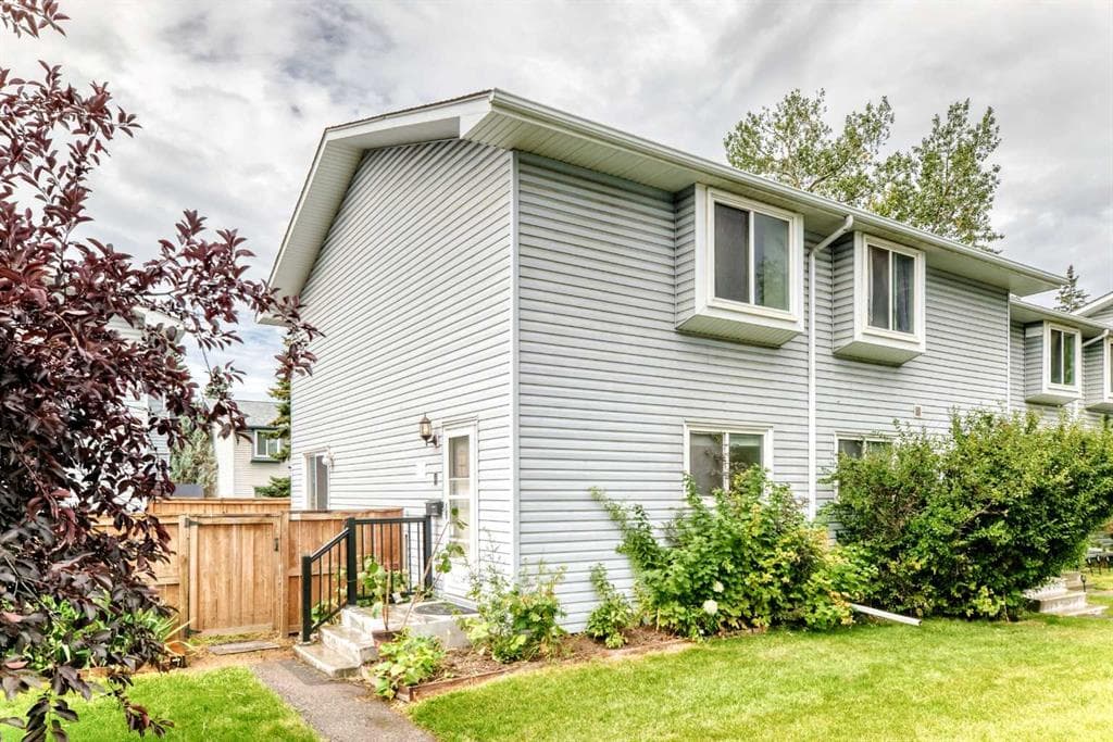 11, 4810 40 Avenue SW — photo 1