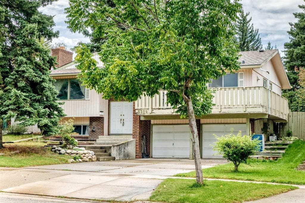 3219 Palliser Drive SW — photo 1