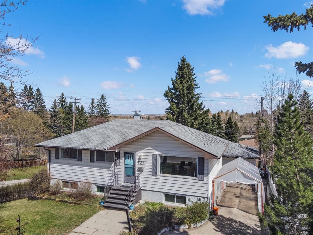 5-bed Detached for sale at 224 Hendon Drive NW, Calgary