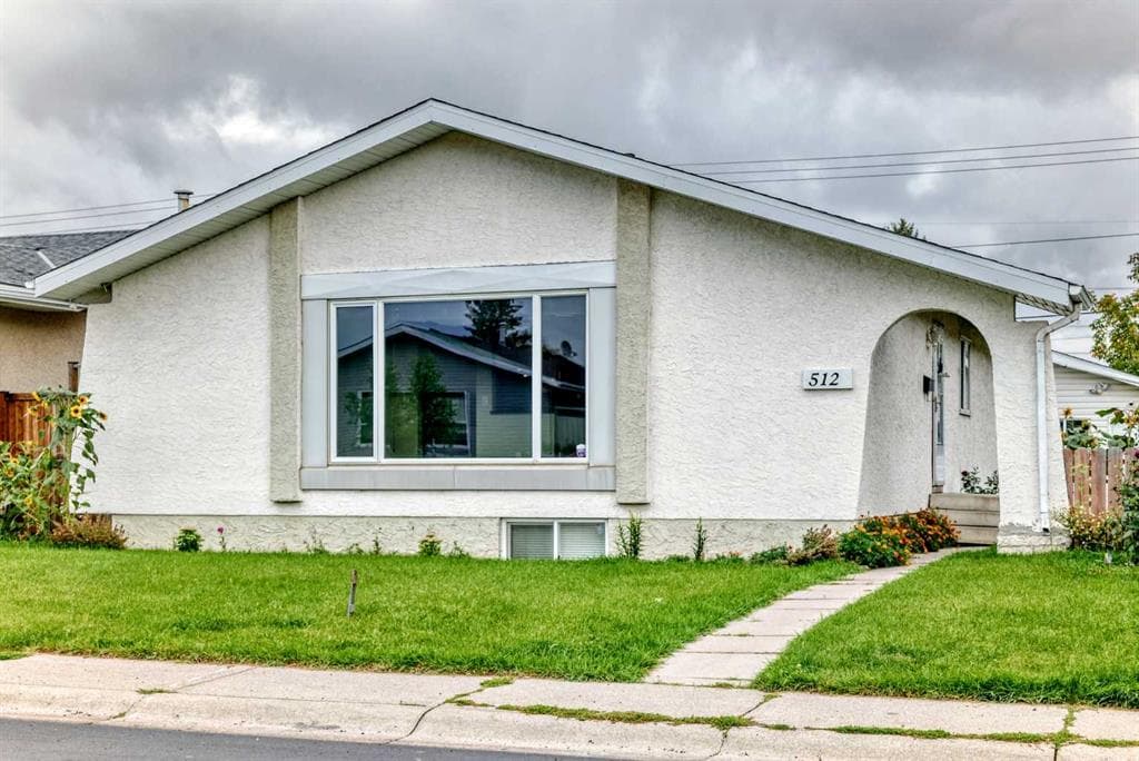 512 Malvern Drive NE — photo 1