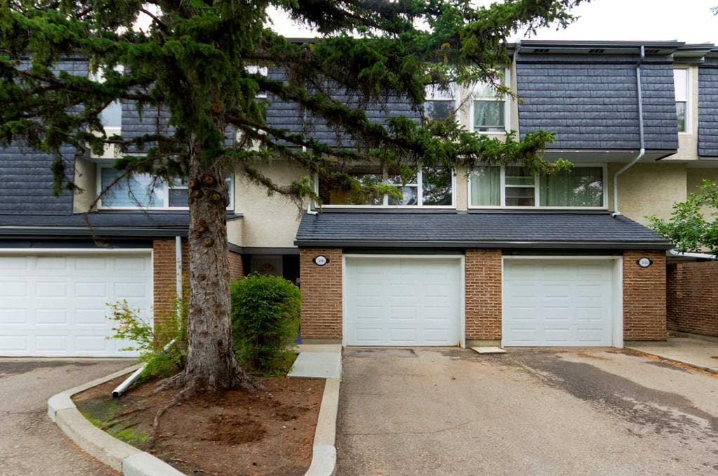 4-bed Townhouse for sale at 386 Brae Glen Crescent SW, Calgary