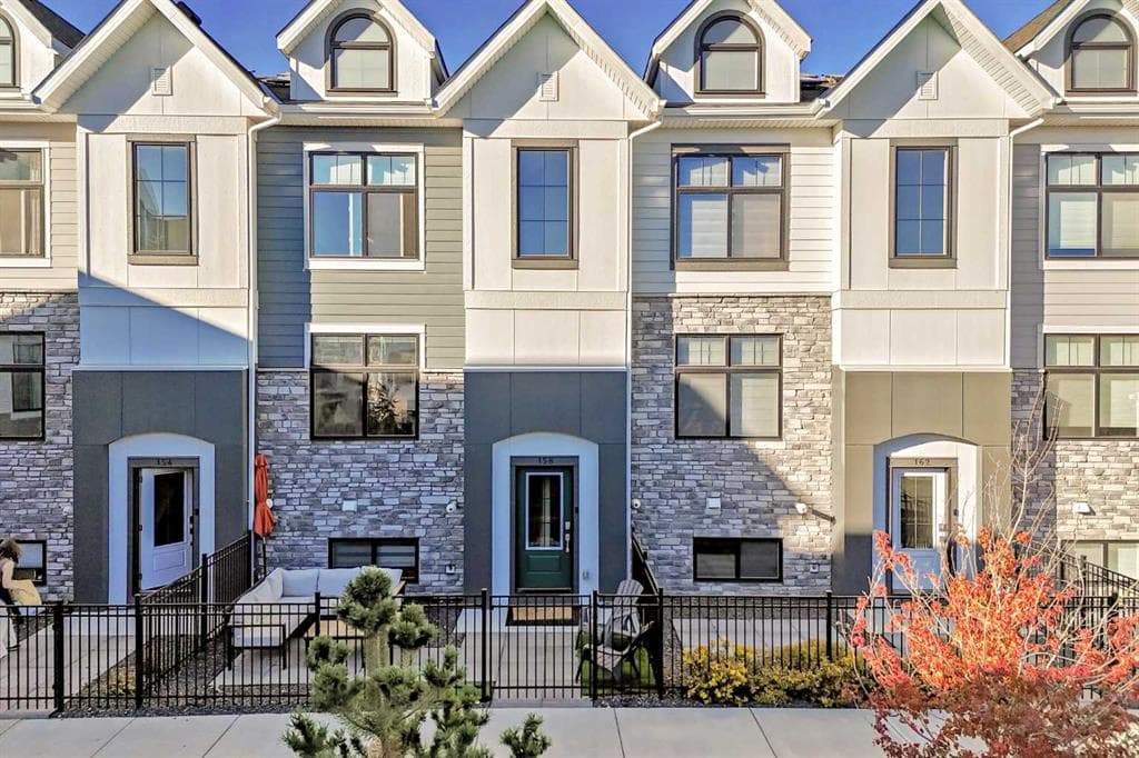 3-bed Townhouse for sale at 158 Les Jardins Park SE, Calgary