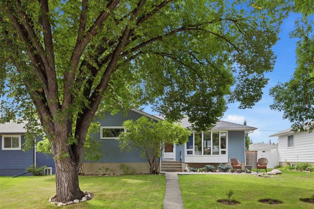 23 Winslow Crescent SW — photo 1