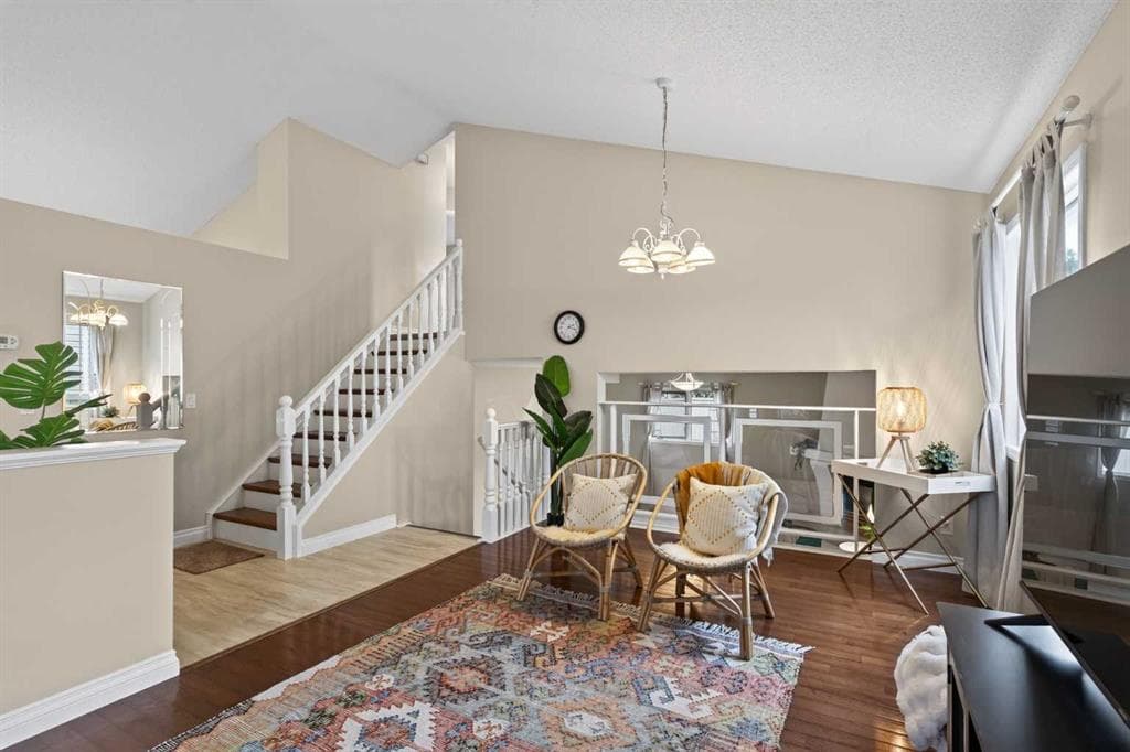 15 Sunridge Crescent NW — photo 1