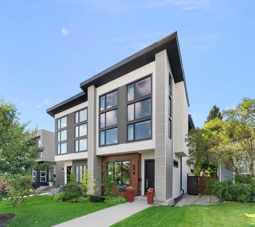1707 46 Avenue SW — photo 1