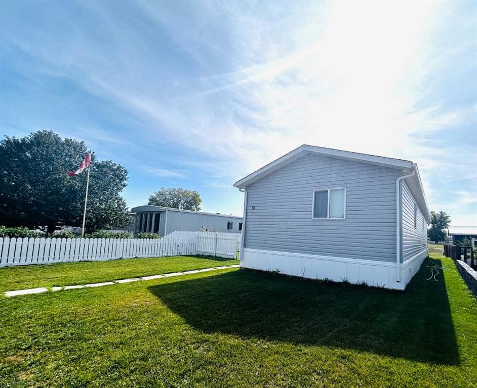 19 Eastbrook Drive E — photo 1
