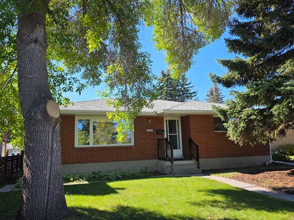 4215 Villa Crescent NW — photo 1