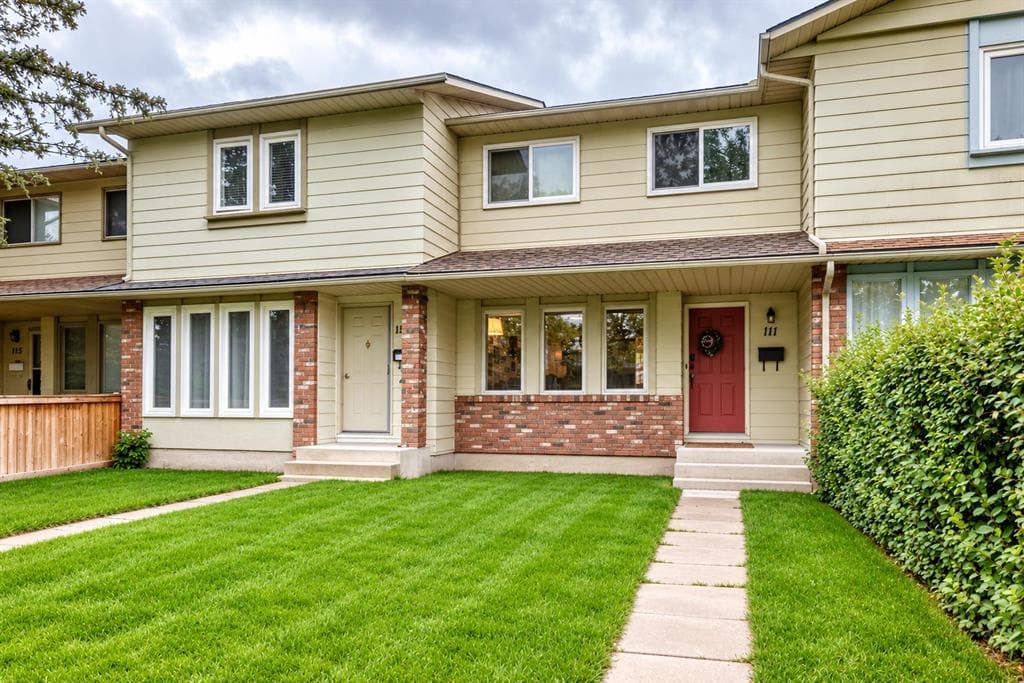 111 Midbend Place SE — photo 1