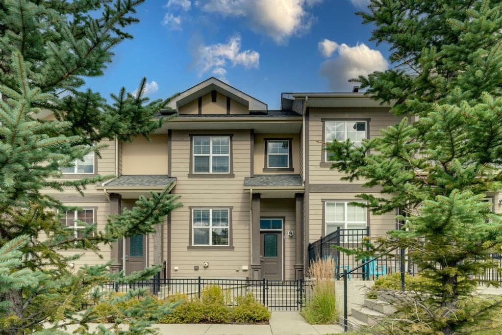 4 Evanscrest Gardens NW — photo 1